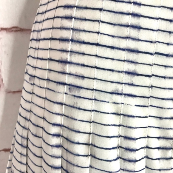 VINCE blurred lines pleated Navy on White Skirt Size 2 - Picture 8 of 15